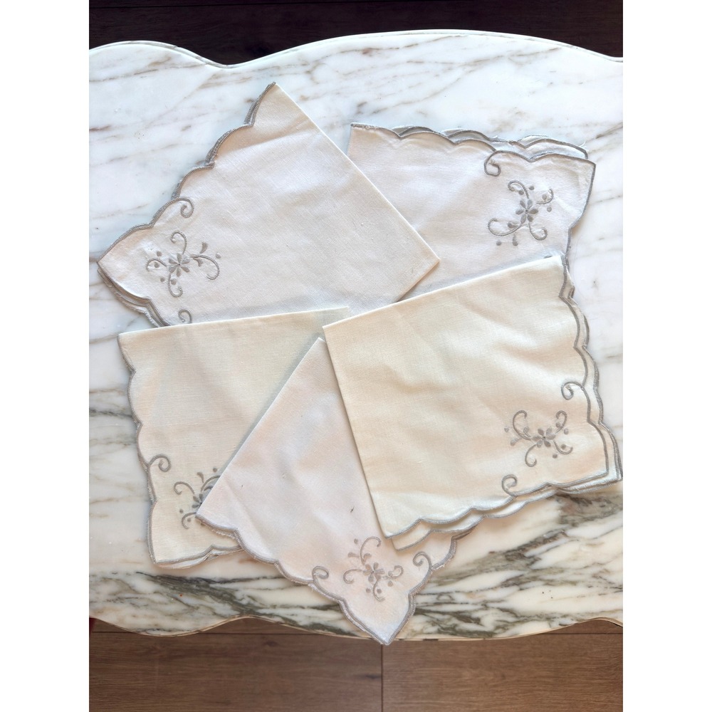 Set of 5 Vintage Ivory Embroidered Scalloped Cloth Dinner Napkins